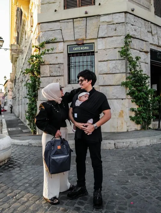 Ameena terlihat anteng dalam dekapan Atta Halilintar saat berada di Vatikan, Roma, Italia. (Foto: Instagram/@aurelie.hermansyah)