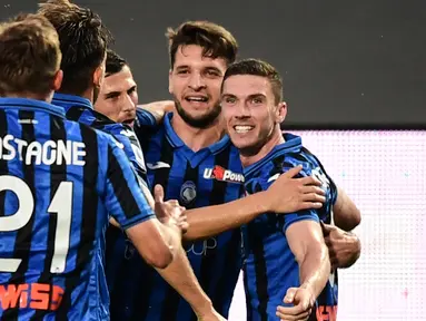 Pemain Atalanta merayakan gol yang dicetak Robin Gosens ke gawang Napoli laga lanjutan Serie A pekan ke-29 di Gewiss Stadium, Jumat (3/7/2020) dini hari WIB. Atalanta menang 2-0 atas Napoli. (AFP/Miguel Medina)