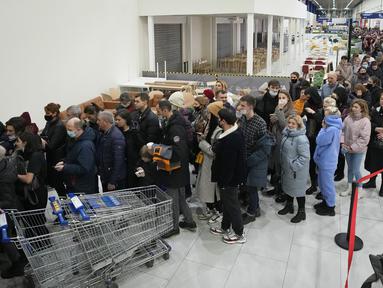 Orang-orang menunggu dalam antrean untuk memasuki toko IKEA di pinggiran St. Petersburg, Rusia, Kamis (3/3/2022). Peritel IKEA menghentikan operasional di "Negeri Beruang Merah" dan Belarusia untuk sementara waktu mulai Jumat, 4 Maret 2022 buntut dari invasi Rusia ke Ukraina. (AP Photo)