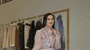 Beby Tsabina kenakan dress panjang bernuansa pastel dengan lengan panjang berkerut [@bebytsabina]