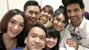 "Thanks udah gabung pesbuker sore ini," tulis Eko Patrio yang mengunggah foto bersama para pemain Pesbuker, Ayu Ting Ting, Ruben Onsu, Zaskia Gotik dan Eko Patrio. Dibarisan belakang, tampak Rina Nose tengah tersenyum. (Instagram/ekopatriosuper)