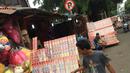 Sejumlah pedagang kembang api menunggu pembeli di  kawasan Pasar Gembrong, Jakarta, Kamis (28/12). Menjelang perayaan malam pergantian tahun, penjual kembang api mulai meramaikan sejumlah sudut Ibukota. (Liputan6.com/Immanuel Antonius)