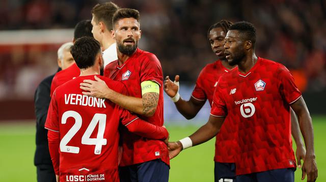 Pemain LOSC Lille, Calvin Verdonk (kiri) ikut merayakan gol yang dicetak oleh Olivier Giroud dalam laga Liga Europa 2025/2026 melawan SK Brann di Stade Pierre-Mauroy in Villeneuve-d'Ascq, Prancis, Kamis (25/09/2025) waktu setempat. (AP Photo/Jean-Francois Badias)