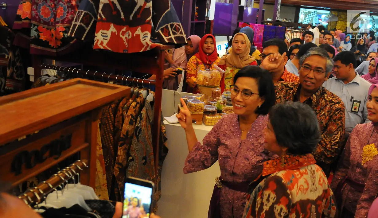 Menteri Keuangan Sri Mulyani menghampiri gerai batik saat membuka DhawaFest Pesona 2019 di Kementerian Keuangan, Jakarta, Rabu (8/5/2019). DhawaFest Pesona 2019 merupakan acara tahunan yang memamerkan UKM binaan beberapa BUMN. (Liputan6.com/Angga Yuniar)