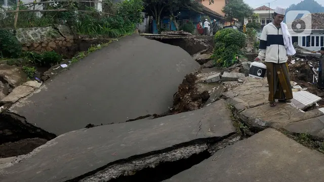 Kondisi Jalan yang Rusak Parah di Kampung Cisarua