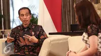 Presiden Joko Widodo saat  wawancara khusus dengan SCTV di Long Room Istana, Jakarta, Rabu (20/7). Presiden menjelaskan berbagai macam keuntungan dari Tax Amnesty. (Liputan6.com/Faizal Fanani)