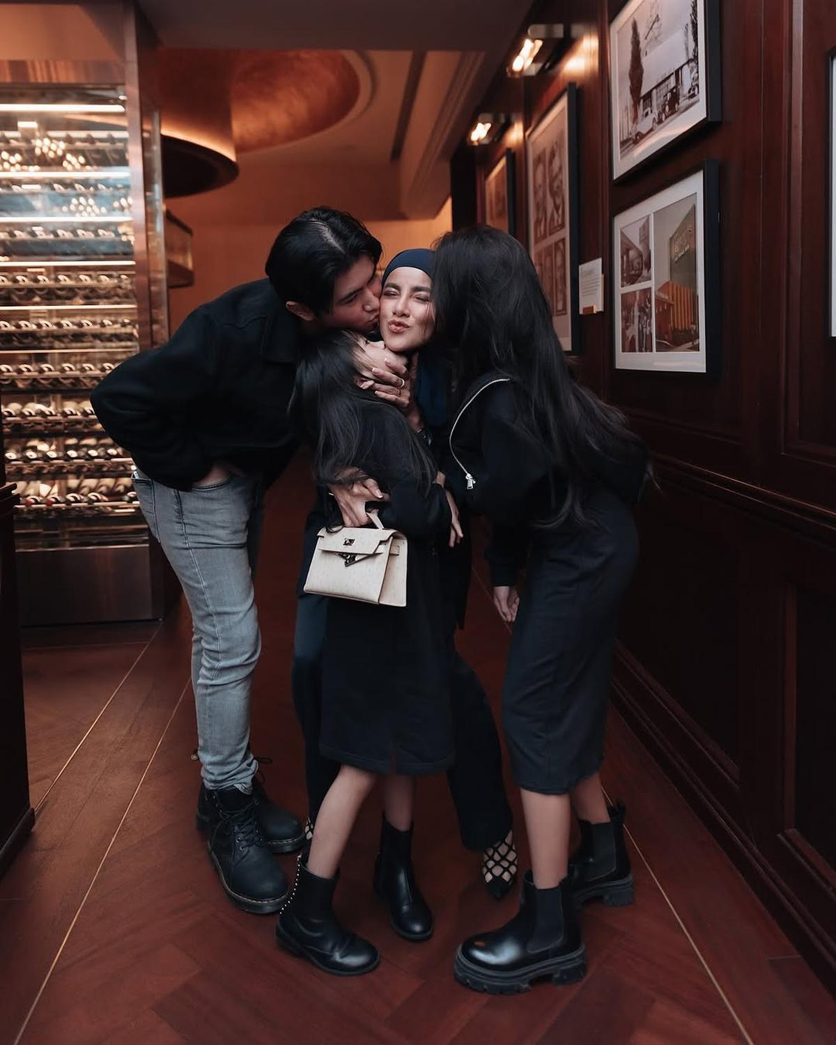 Gaya Badass Olla Ramlan Bareng Anak-Anak Tercinta, Tampil Menawan dan Disebut Bibit Unggul Semua