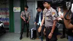 Penyidik KPK membawa dokumen usai melakukan penggeledahan kantor mantan kuasa hukum Setya Novanto, Fredrich Yunadi, di Gandaria, Jakarta, Kamis (11/1). Dari penggeledahan itu, penyidik menyita 27 dokumen dan 3 handphone. (Liputan6.com/Johan Tallo)