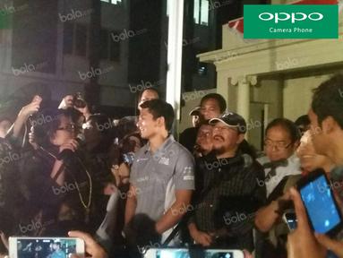 Ratusan warga Indonesia hadir dalam acara Meet and Greet bersama Rio Haryanto yang digelar di Kantor Konsulat Jenderal Republik Indonesia di Melbourne, Australia, Rabu (16/3/2016). (Bola.com/Yus Mei Sawitri)