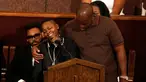 Adik dari Carnell Snell, Caminisha Snell menyampaikan pidato saat upacara peringatan di Los Angeles, California, AS, Sabtu (8/10). Polisi mengatakan terpaksa menembak karena Snell hendak menyerang mereka dengan senpi.  (REUTERS / Jonathan Alcorn)