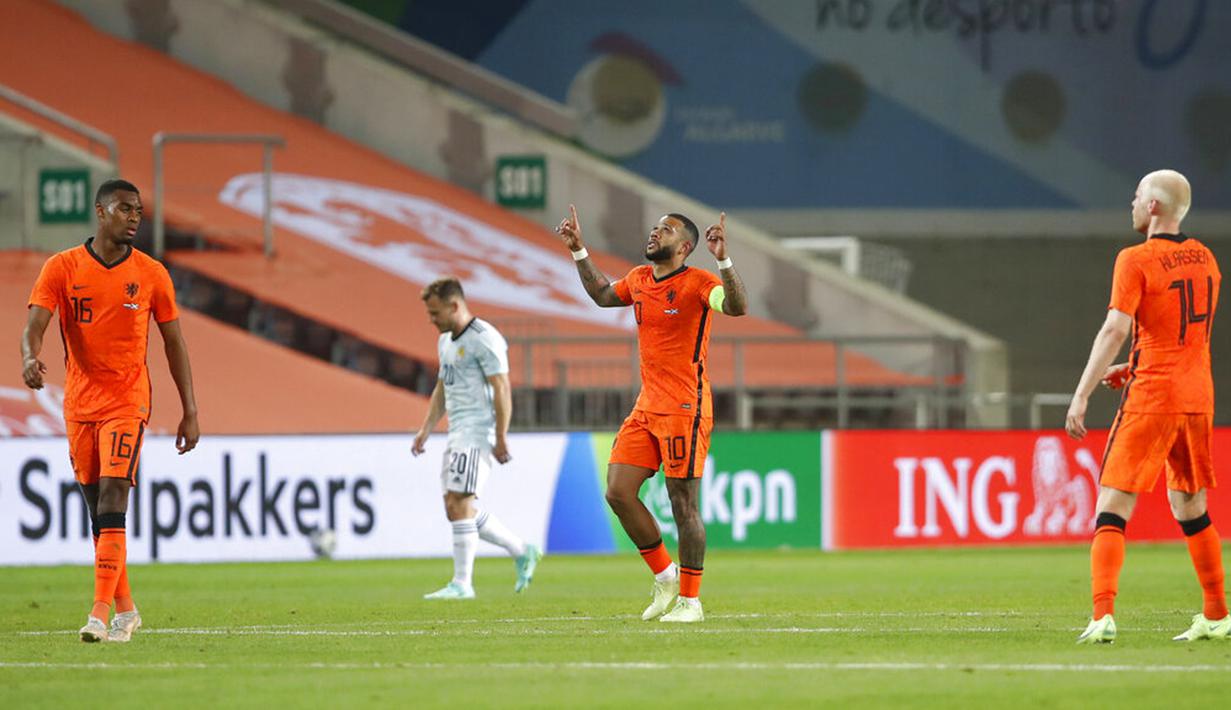 Pemain Belanda Memphis Depay (tengah) melakukan selebrasi usai mencetak gol ke gawang Skotlandia pada pertandingan persahabatan di Stadion Algarve, luar Faro, Portugal, Rabu (2/6/2021). Pertandingan berakhir imbang 2-2. (AP Photo/Miguel Morenatti)