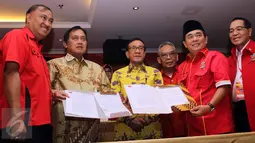 Perum Jamkrindo bersama SOKSI memperlihatkan Nota Kesepahaman (MoU) untuk membantu mempermudah akses kredit bagi kelompok UMKM dan koperasi, Jakarta, Minggu (9/8/2015). (Liputan6.com/Helmi Afandi)