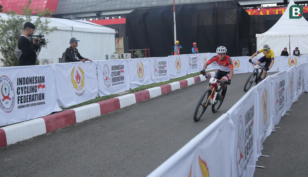 Pembalap Singapura, Riyadh Hakim, saat beraksi di UCI MTB Eliminator World Cup 2024 yang digelar di Sirkuit SG 1973, Palangka Raya, Minggu (19/5/2024). (Bola.com/Ade Yusuf Satria)