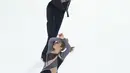Pasangan atlet ice skating Rusia, Alexander Korovin dan Alisa Efimova beraksi selama mengikuti kejuaraan skating kategori berpasangan dalam ISU Grand Prix of Figure Skating Skate America, Washington, Jumat (19/10). (Lindsey Wasson/Getty Images/AFP)