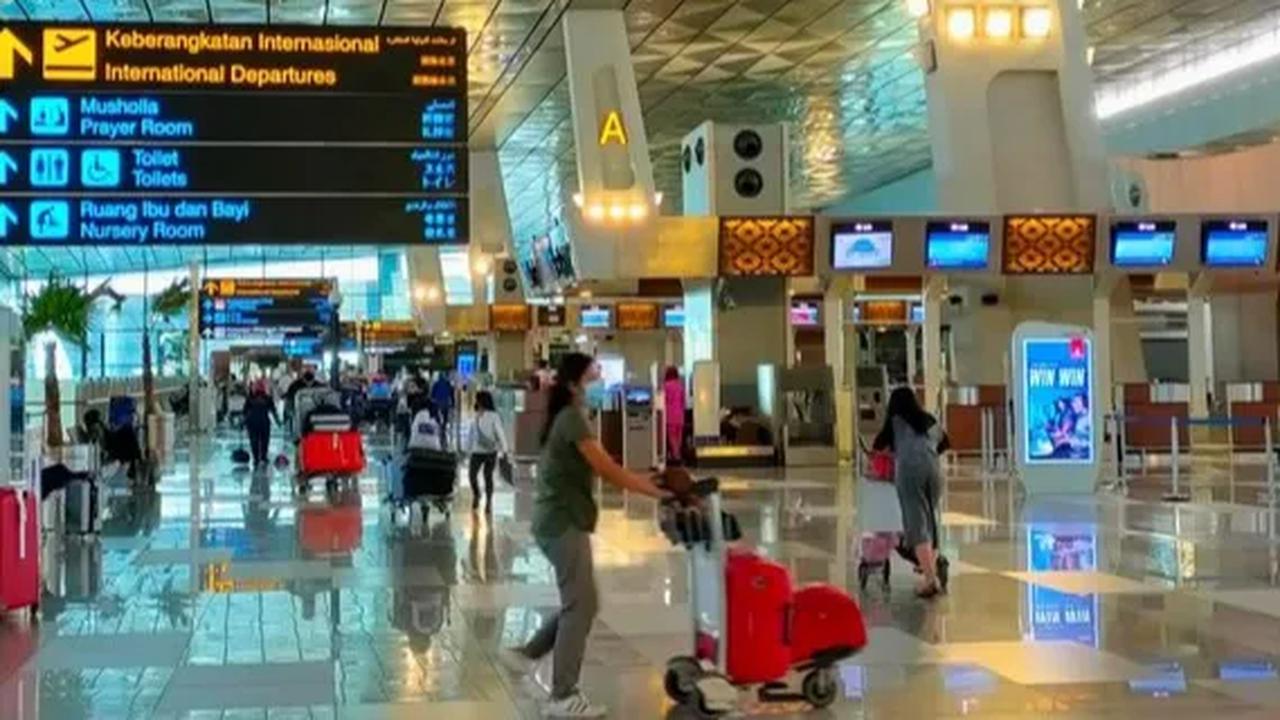 Selama pemeriksaan, petugas menemukan ketidaksesuaian antara keterangan-keterangan yang diberikan FIK dengan barang bawaannya.