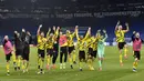 Para pemain Borussia Dortmund merayakan kemenangan 4-0 atas Schalke usai berakhirnya laga lanjutan Liga Jerman 2020/21 pekan ke-22 di Veltins Arena, Sabtu (20/2/2021). (AP/Martin Meissner/Pool)