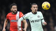 Pemain Luton Town, Andros Townsend (kanan) berduel dengan Malo Gusto dari Chelsea pada pertandingan Liga Inggris di Kenilworth Road, Sabtu (30/12/2023) malam WIB.&nbsp;(AP Photo/Alastair Grant)