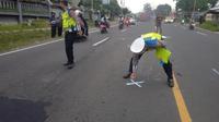 Satlantas Polresta Banyuwangi Lakukan Olah TKP lakalantas di Jalan Raya Jember. (Hermawan Arifianto/Liputan6.com)