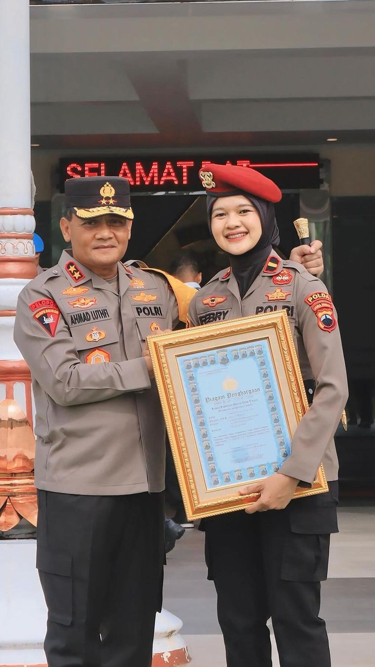 "18.03.24<br>Alhamdulillah<br>semua tidak terlepas dari do'a orangtua🤍<br>Terimakasih Jendral🫡," tulis Febry.