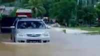 Hujan deras dan angin kencang melanda Kabupaten Mongondow Utara. Jalan penghubung kota terendam banjir. 