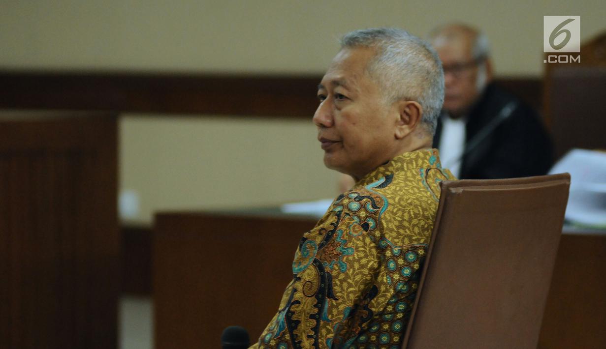 Mantan Dirjen Hubla Kemenhub, Antonius Tonny Budiono menyimak pembacaan dakwaan pada sidang perdana di Pengadilan Tipikor, Jakarta, Kamis (18/1). Antonius Tonny Budiono didakwa menerima suap Rp 2,3 miliar. (Liputan6.com/Helmi Fithriansyah)
