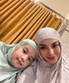 Ririn Ekawati memamerkan potret selfie gemasnya bersama anak perempuan keduanya, mengenakan mukena. Ririn mengenakan mukena berwarna cokelat dengan bordir cantik, sedangkan sang anak memilih mukena hijau pastel yang polos. [Foto: Instagram/ririnekawati]