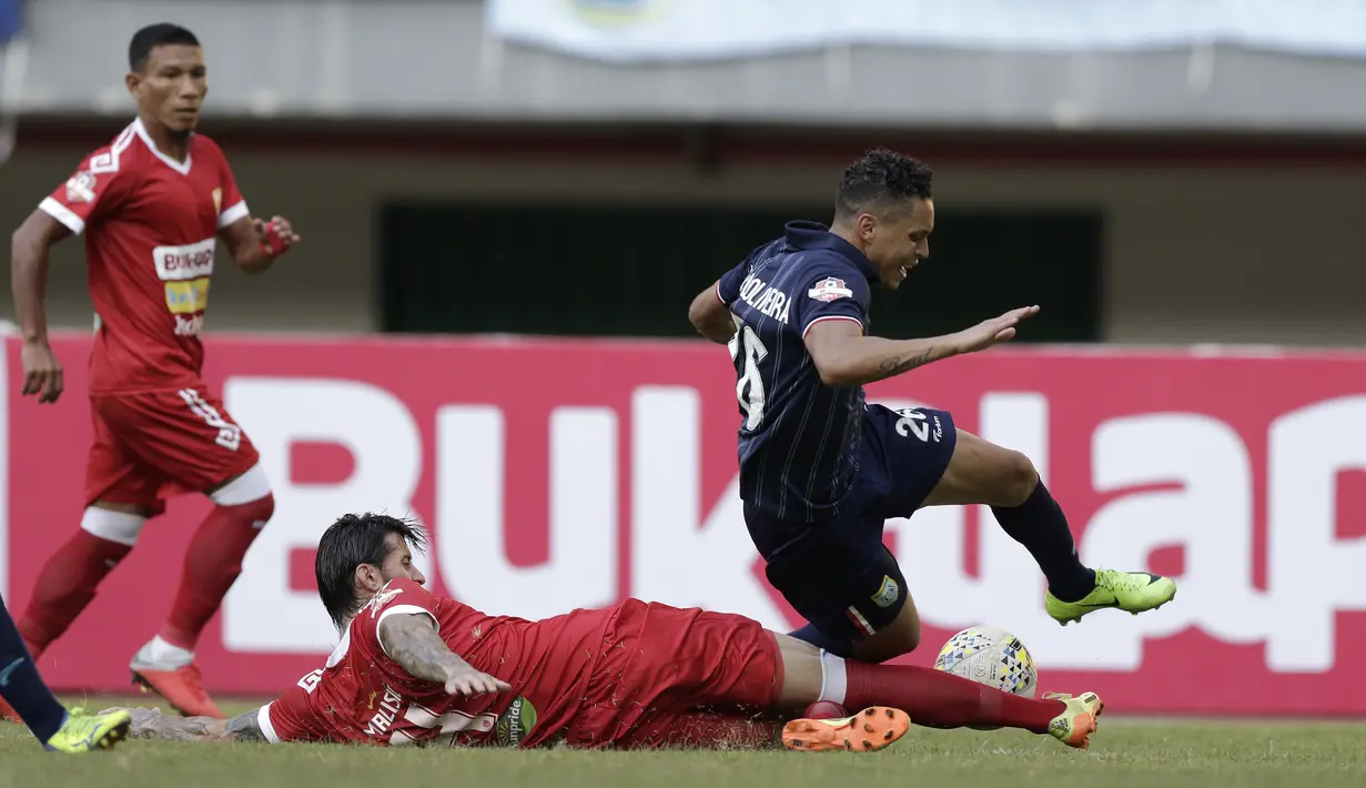 Gelandang Persela Lamongan, Rafael Oliveira, berebut bola dengan bek Perseru Badak Lampung, Bojan Malisic, pada laga Shopee Liga 1 di Stadion Patriot Chandrabhaga, Bekasi, Rabu (11/9). Perseru bermain imbang 1-1 atas Persela. (Bola.com/Yoppy Renato)