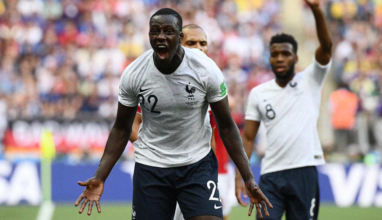 Benjamin Mendy di Piala Dunia 2018. Bek kiri Prancis berusia 28 tahun yang telah membela Manchester City sejak awal musim 2017/2018 ini masuk dalam skuad Prancis di Piala Dunia 2018 saat ia menjalani musim pertamanya bersama The Citizens yang menjadi Piala Dunia pertamanya. Meski akhirnya ia hanya bermain satu kali saja pada laga terakhir fase grup menghadapi Denmark, ia tetap menjadi bagian Timnas Prancis yang akhirnya menjadi juara pada Piala Dunia 2018. (AFP/Jewel Samad)