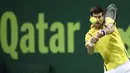 Petenis Serbia, Novak Djokovic, memukul bola ke arah area lapangan pemain Argentina, Leonardo Mayer, dalam turnamen tenis Qatar Terbuka 2016 di Doha, Qatar, (7/1/2016). (AFP/Karim Jaafar)