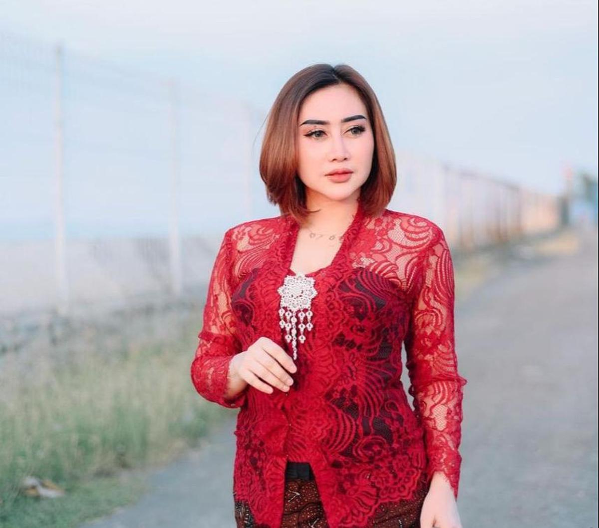 Luluk Nuril alias Luluk Sofiatul Jannah, selebgram Probolinggo yang viral karena memaki seorang siswi SMK yang magang di sebuah pusat perbelanjaan, akhirnya muncul ke publik.&nbsp;