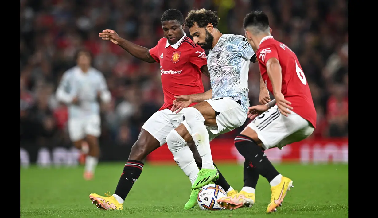 Martinez tak sendirian dalam mengawal pergerakan Mohamed Salah. Ia dibantu Tyrell Malacia yang selama 90 menit bermain disiplin menjaga pertahanan Setan Merah. (AFP/Paul Ellis)