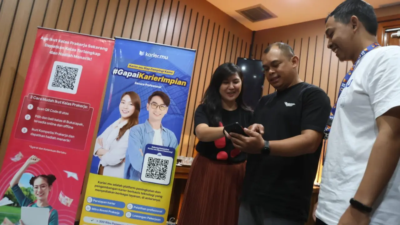 Nungky Aprilia, Head of Virtual Product Bukalapak, Nito, Alumni Program Prakerja, beserta Fajri Rahman, Business Development Manager Karier.mu pada saat kegiatan Media Gathering Prakerja Bukalapak di Bandung. Senin, 29/5/2023. (Foto: Bukalapak)