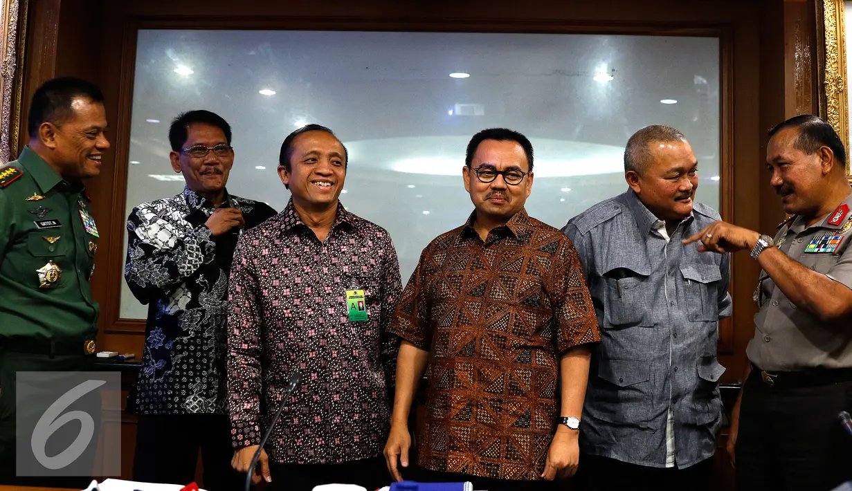 Menteri LHK (ad interim) Sudirman Said (tengah) usai berkoordinasi dengan sejumlah pihak di Kementerian LHK, Jakarta, Sabtu (5/9/2015). Pemerintah berupaya mengatasi kebakaran hutan dan lahan di Sumatera dan Kalimantan. (Liputan6.com/Yoppy Renato)