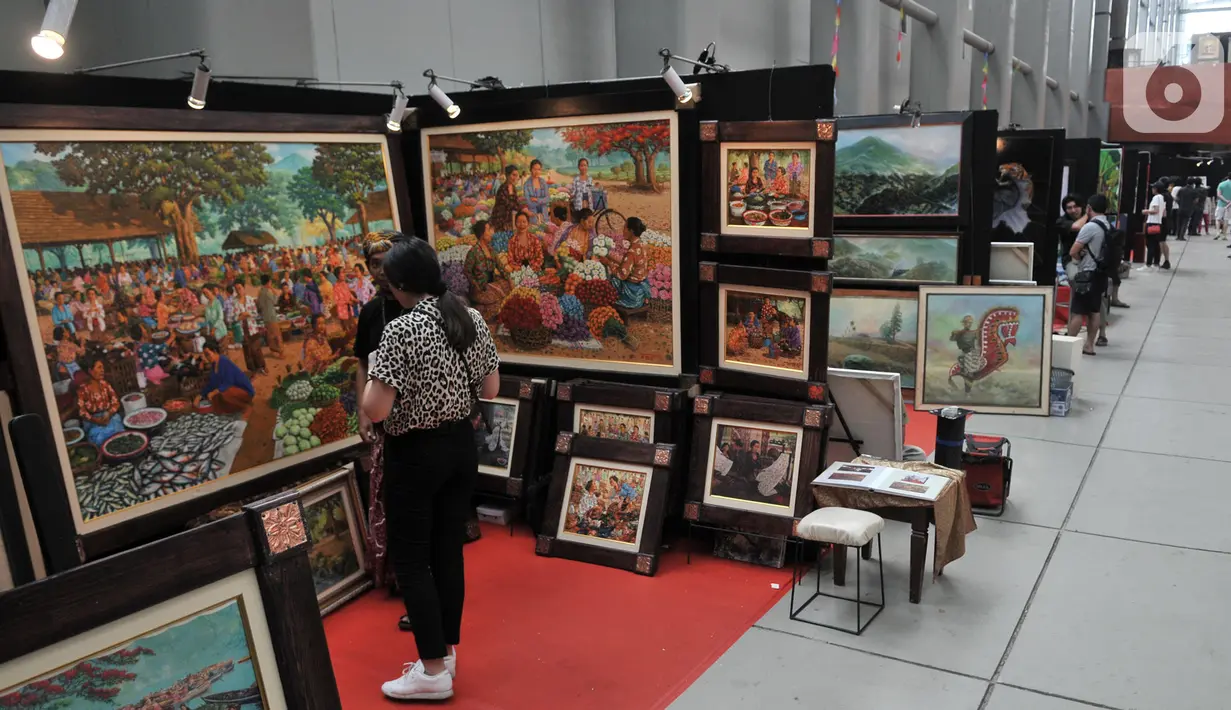 Pengunjung mengamati karya lukis di salah satu stan yang dipamerkan dalam Indonesian Art Festival "Pesta Seni Rupa Indonesia" di Museum Nasional, Jakarta, Minggu (10/11/2019). (merdeka.com/Iqbal S. Nugroho)