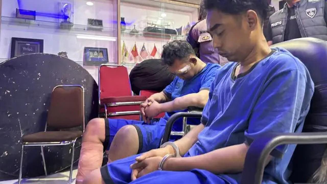 Tampang Dua Pelaku Tertunduk Usai Habisi Keluarga Sachroni Indramayu