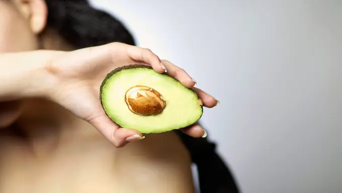 [Bintang] Jangan Disepelekan, Ini Manfaat Mencuci Alpukat Sebelum Dimakan