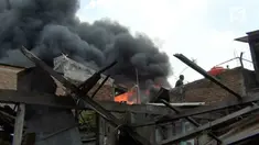 Puluhan kontrakan di Palmerah hangus terbakar. Diduga sebuah lilin menjadi penyebab api muncul dan akhirnya merembet ke rumah lain.