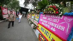 Karangan bunga untuk Basuki Tjahaja Purnama dan Djarot Saiful Hidayat menghiasi Gedung Balai Kota, Jakarta, Senin (9/10). Seiring akan berakhirnya masa jabatan Djarot, Gedung Balai Kota kembali dipenuhi karangan bunga. (Liputan6.com/Immanuel Antonius)