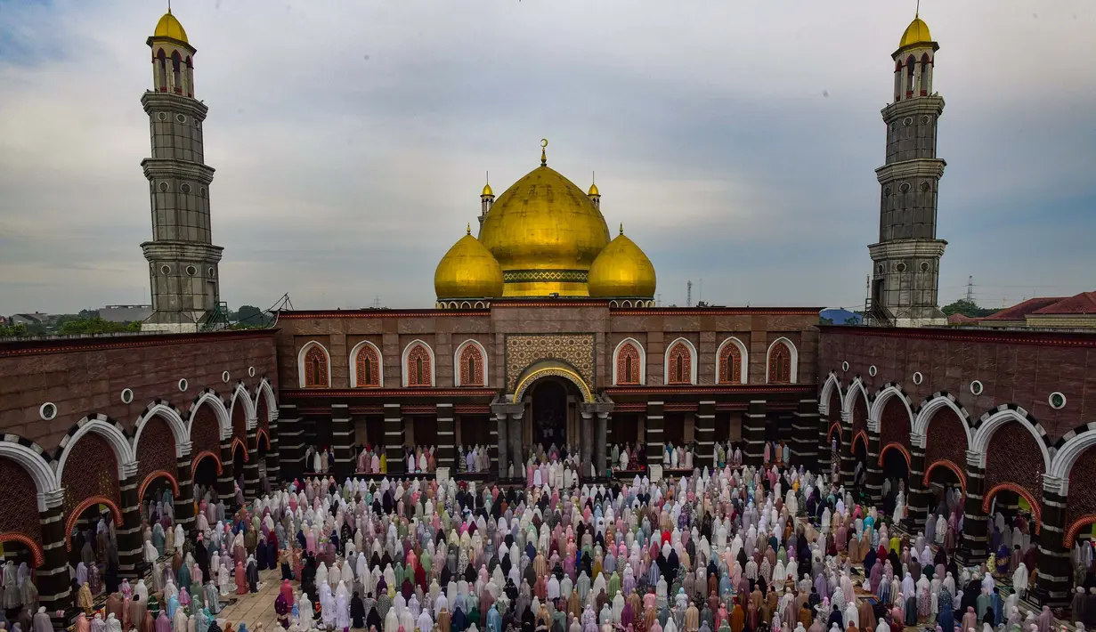 Ribuan umat Islam saat melaksanakan salat Idul Fitri 1447 Hijriah di Mesjid Kubah Emas, Depok, Jawa Barat, Sabtu (21/3/2026). (merdeka.com/Arie Basuki)