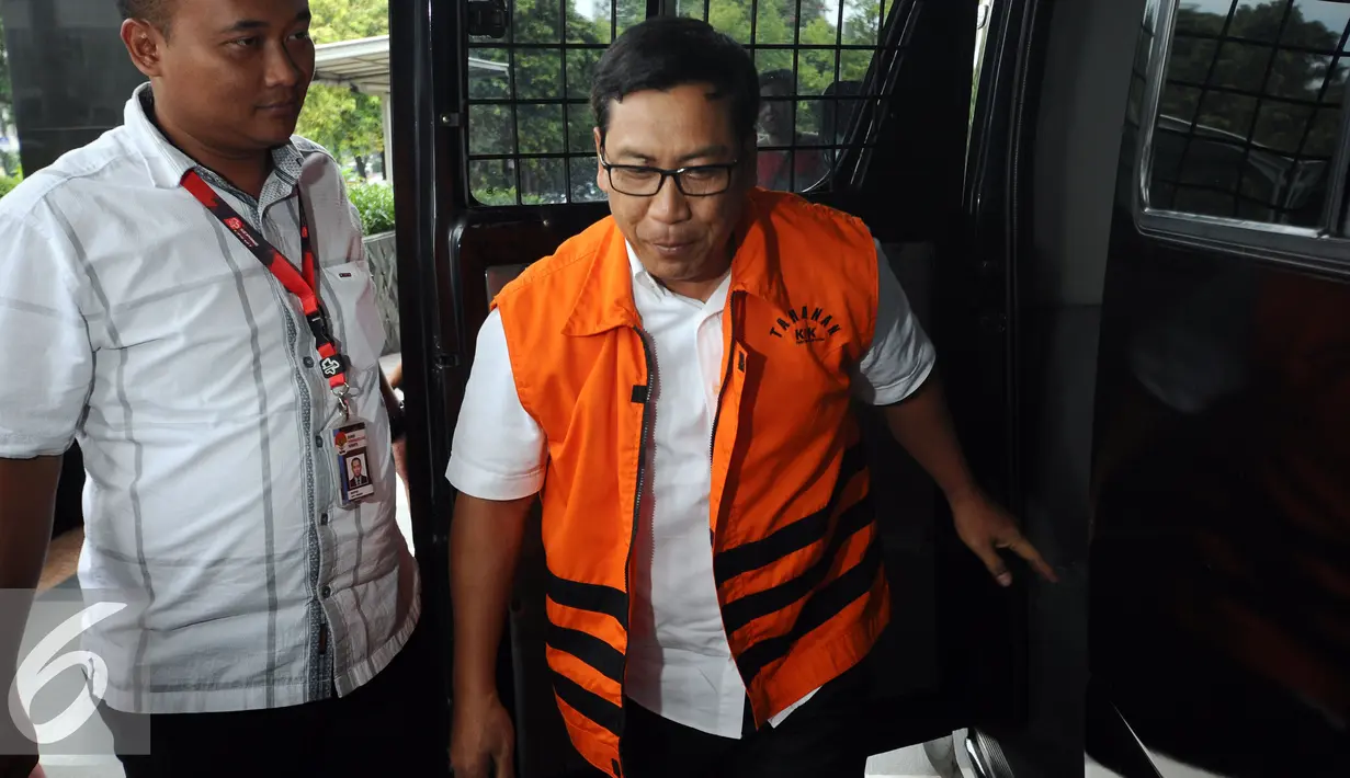 Kamaludin turun dari mobil tahanan untuk menjalani pemeriksaan lanjutan terkait dugaan suap Hakim MK, Patrialis Akbar di gedung KPK Jakarta, Senin (30/1). Kamaludin diduga sebagai perantara suap Hakim MK, Patrialis Akbar. (Liputan6.com/Helmi Fithriansyah)