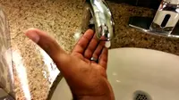 Pengunggah video kemudian menengarai mesin sabun otomatis ini membedakan berdasarkan warna kulit.