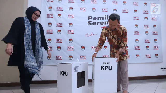 Komisioner KPU Tunjukkan Contoh Kotak Suara Pemilu Serentak 2019