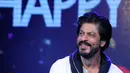 “Baru beberapa jam dan aku telah menerima cinta dan doa untukku tersenyum, aku rasa sudah menemukan dua alasan untuk tersenyum hari ini.” tulis Shah Rukh Khan dimedia soasialnya miliknya. (AFP/Bintang.com)