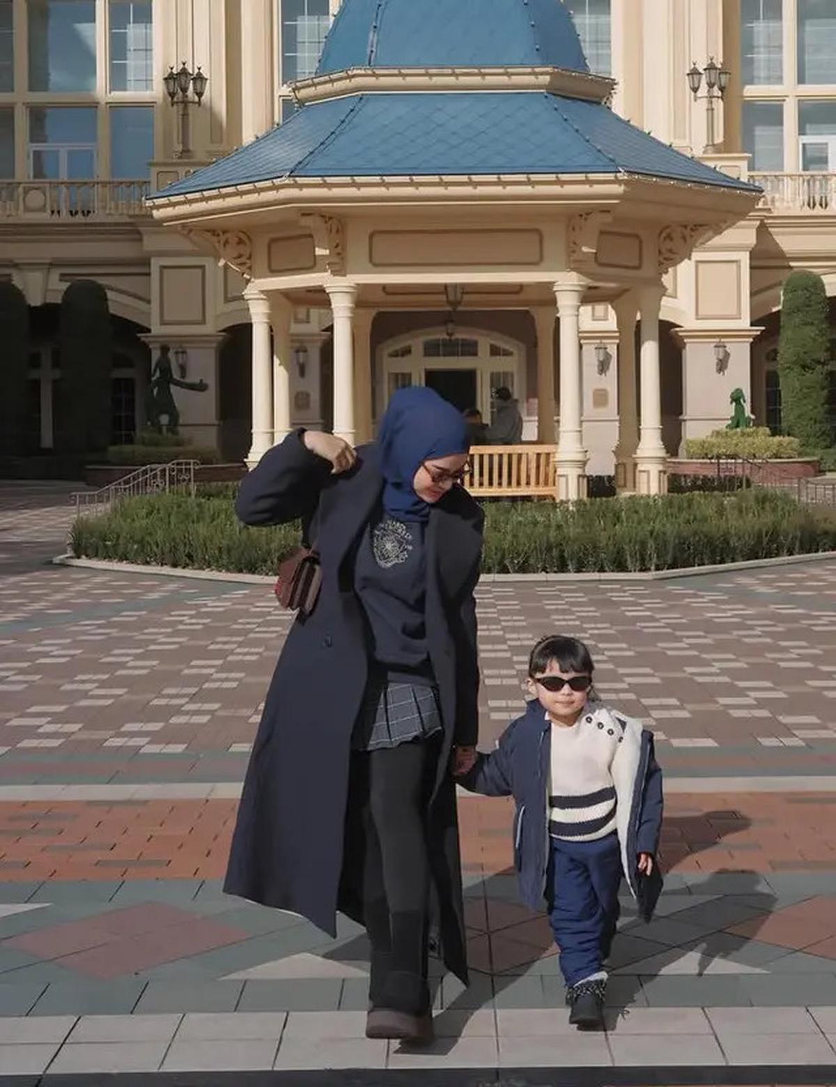 Tampilan OOTD Aurel Hermansyah Kenakan Rok Mini namun Tutup Tertutup Cocok untuk yang Berkerudung