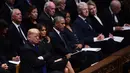 Presiden AS Donald Trump duduk bersebelahan dengan mantan presiden Barack Obama, mantan presiden Bill Clinton dan mantan presiden Jimmy Carter dalam prosesi pemakaman kenegaraan George HW Bush di Washington, Rabu (5/12). (Brendan SMIALOWSKI/AFP)