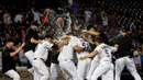Tim Baseball Chicago White Sox merayakan kemenangan saat bertanding melawan Los Angeles Angels di Chicago, US, Rabu (12/8/2015). (AFP/Getty Images/Jon Durr)