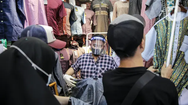 Pedagang di Tanah Abang Lindungi Diri dengan Face Shield