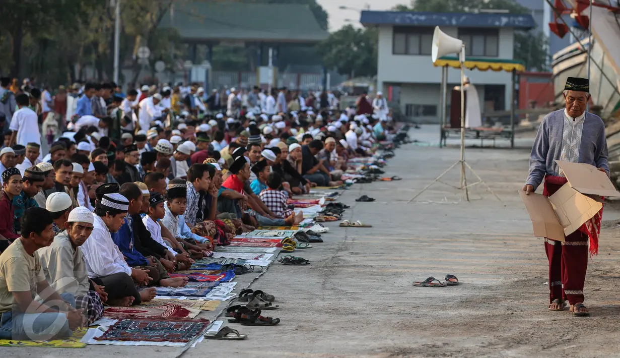 Ribuan umat Muslim bersiap melaksanakan Shalat Idul Adha di Pelabuhan Sunda Kelapa, Jakarta, Kamis (24/9/2015). Nuansa khas pelabuhan menjadi keunikan tersendiri saat Shalat Ied di tempat ini. (Liputan6.com/Faizal Fanani)