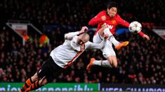 Shinji Kagawa - Shinji Kagawa tercatat pernah berseragam Manchester United saat didatangkan dari Borussia Dortmund pada 2012. Gelandang asal Jepang ini mampu menyuguhkan penampilan brilian, termasuk hattrick melawan Norwich City. (AFP/Andrew Yates)