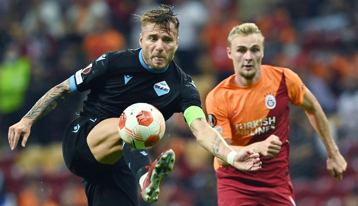 Jual beli serangan saling terjadi antara wakil Turki dan Italia tersebut. Sayangnya, hingga peluit turun minum dibunyikan, papan skor masih menunjukkan hasil kacamata alias 0-0. (AFP/Ozan Kose)